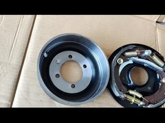 Τύμπανο φρένων χεριών NKR και παπούτσια που πετούν την υλική ειδικά σταθερότητα χάλυβα στο χώρο στάθμευσης